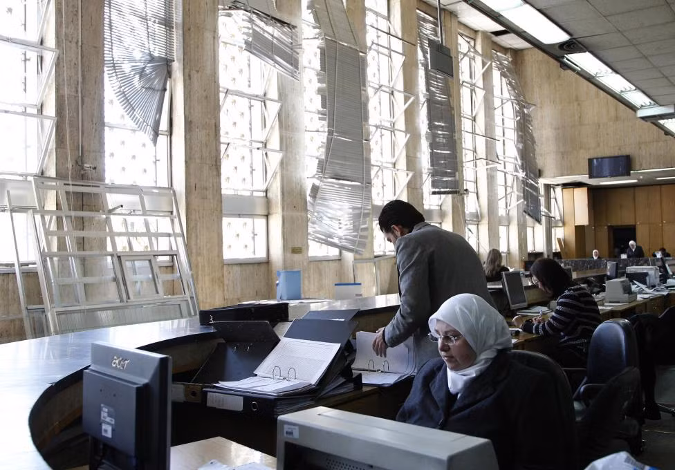 Nhân viên làm việc trong Ngân hàng Trung ương Syria tại thủ đô Damascus.