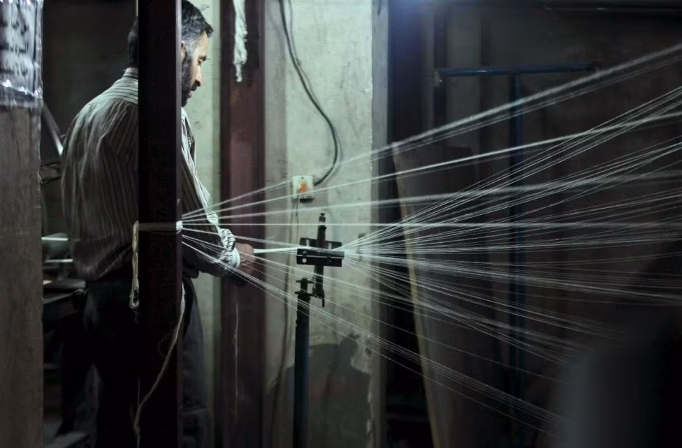 Công nhân làm việc trong nhà máy sản xuất băng gạc y tế ở vùng ngoại ô Damascus.