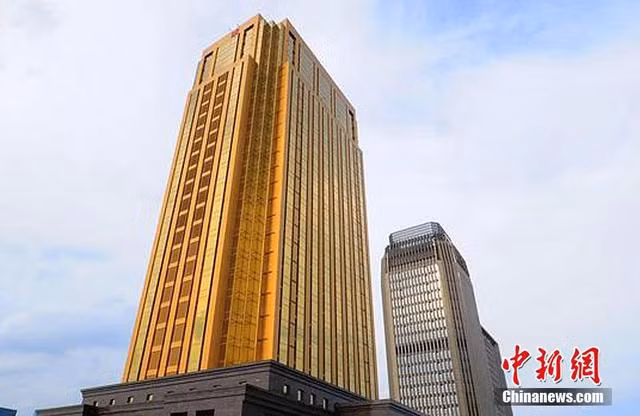 Một số người khác cho rằng tòa nhà phản chiếu ánh vàng thể hiện sự khoe giàu của chủ sở hữu.