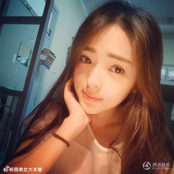 Nữ sinh Zhang Heyi thu hút sự chú ý của cư dân mạng sau khi giành được danh hiệu hoa khôi của Học viện Mỹ thuật Trung ương Trung Quốc.