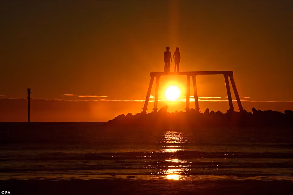 Mặt trời lên trên biển ở Northumberland.