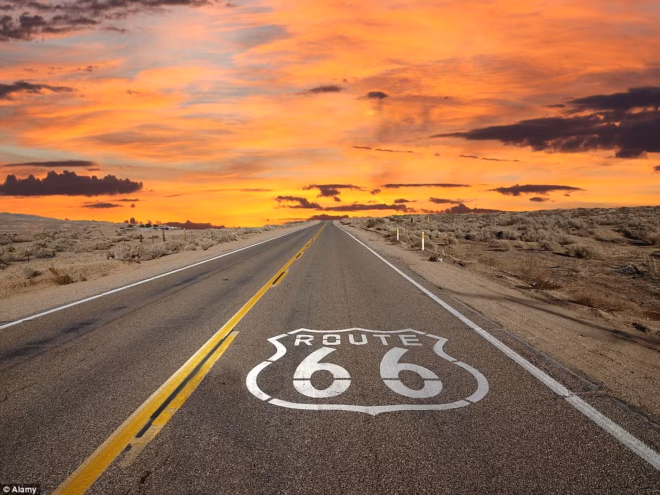 Tuyến đường Route 66 có chiều dài kỷ lục gần 4.000 km nối từ Illinois tới bang California, Mỹ.