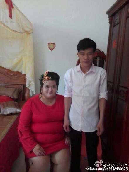 Sau khi được đăng tải lên mạng, những hình ảnh lễ ăn hỏi của một cặp đôi "đũa lệch" ở Trung Quốc đã thu hút nhiều sự quan tâm.