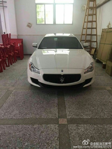 Cư dân mạng không chỉ bất ngờ về ngoại hình chênh lệch của cặp uyên ương mà còn choáng váng với số quà của gia đình cô dâu tặng cặp vợ chồng trẻ sau khi kết hôn. Một trong những món quà đó là chiếc ô tô sang trọng.