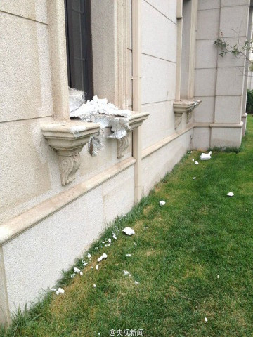 Những mảng xốp cách nhiệt đường làm tường dễ dàng bị đập vỡ.