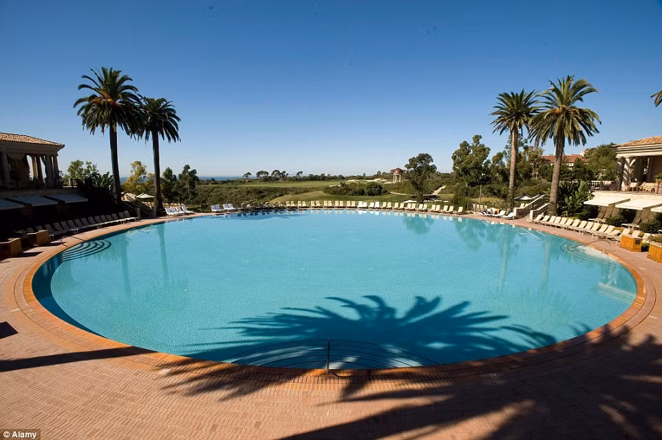 Bể bơi Coliseum trong khu nghỉ dưỡng Pelican Hill ở bang California (Mỹ) là bể bơi hình tròn lớn nhất thế giới.