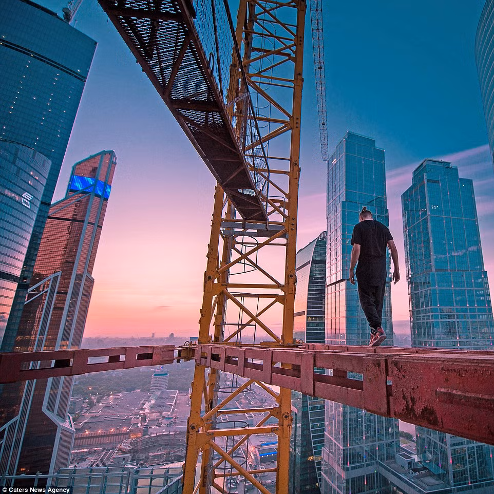 Một mình đi trên cần cẩu xây dựng cách mặt đất 400m ở thành phố Dubai.