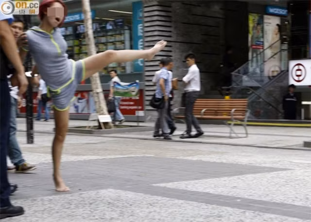 Theo trang tin Oriental Daily, cô gái 24 tuổi quê ở thành phố Mậu Danh thuộc tỉnh Quảng Đông, trong khi bạn trai vừa nói lời chia tay cô được cho là 26 tuổi.