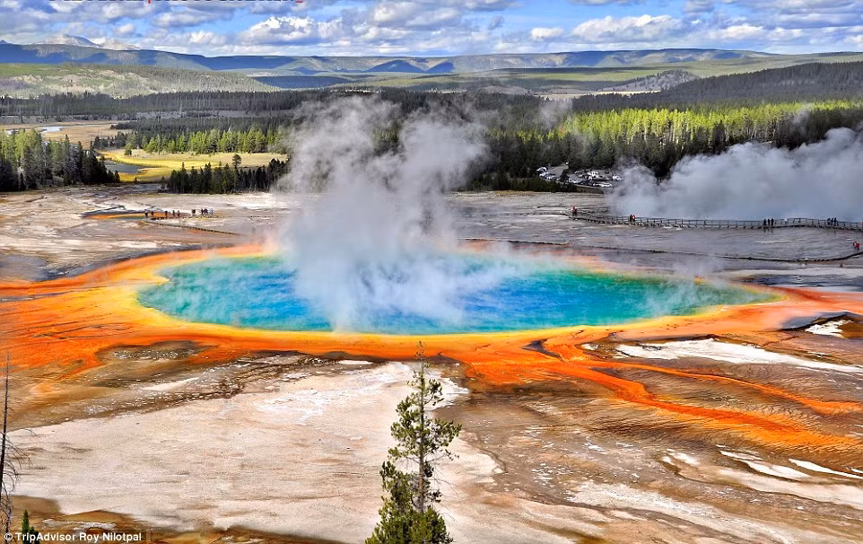 Nằm trong vườn quốc gia Yellowstone, Grand Prismatic là suối nước nóng lớn nhất nước Mỹ và lớn thứ ba trên thế giới. Sở dĩ suối này có màu sắc sặc sỡ như vậy là do các vi khuẩn sắc tố phát triển bên cạnh dòng nước giàu chất khoáng.