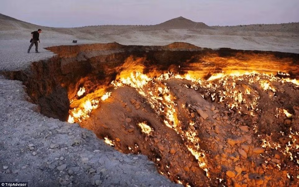 “Cổng địa ngục” ở Darvaza (Turkmenistan) là một hố lớn luôn có đầy các đám cháy như ở dưới địa ngục. Thực tế đây là các ngọn lửa hình thành bởi khí ga bốc lên từ dưới lòng đất.