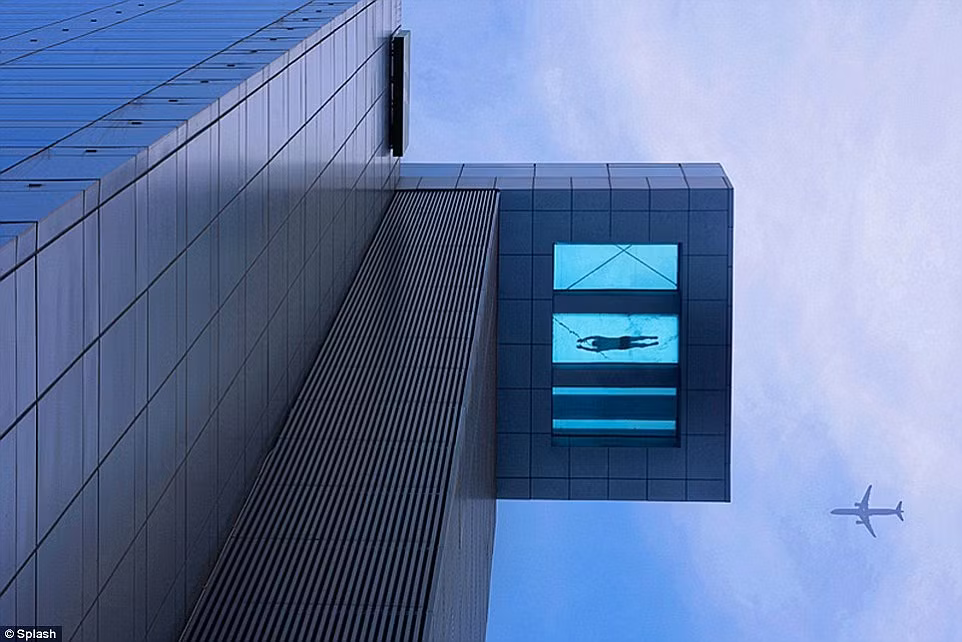 Bể bơi với đáy bằng kính trong suốt trên tầng 24 của tòa nhà Holiday Inn ở Thượng Hải chắc chắn không dành cho những người yếu tim.