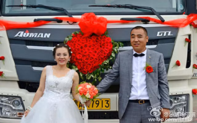 Cô dâu rất hài lòng với ý tưởng khác thường của chú rể.