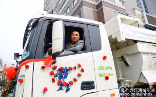 Mỗi xe tải được trang trí hoa tươi và bóng bay.