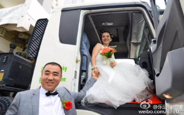 Thay vì một chiếc xe hơi sang trọng, chú rể dùng xe tải cỡ lớn để đón dâu.