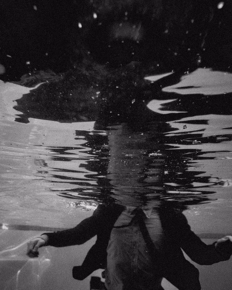 Với bức ảnh này, Edward muốn miêu tải cảm giác của người bị trầm cảm giống như sắp chết đuối.