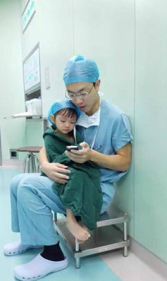 Bé gái đã khóc vì sợ phải lên bàn mổ, nên bác sĩ Zhuo đã lấy chiếc điện thoại di động của mình và cho cô bé xem một ứng dụng học tiếng Anh mà con gái anh rất thích.