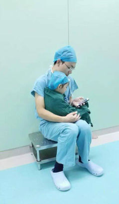 “Chúng tôi thường dùng ngôn ngữ, ánh mắt, âu yếm để chấn an các bệnh nhân nhi trong phòng mổ”, bác sĩ Zhuo cho biết.