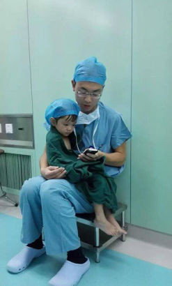 Bé gái ngay lập tức bị thu hút bởi những nhân vật hoạt hình trên điện thoại và ngừng khóc. Cùng lúc đó, các y tá đã tiêm thuốc gây mê khiến cô bé nhanh chóng rơi vào giấc ngủ.