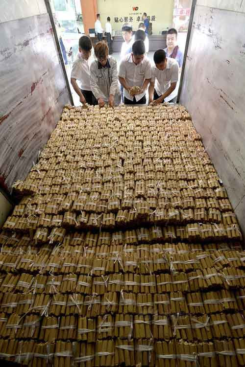 Theo trang tin Liaoshen Evening News, 10 nhân viên của cửa hàng bán ô tô phải mất hơn 1 giờ để vận chuyển tiền xu của khách hàng từ xe tải vào trong cửa hàng.