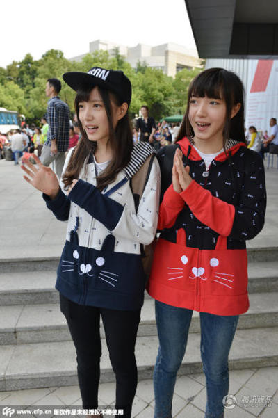 Hai chị em sinh đôi cùng vào học chung một trường.