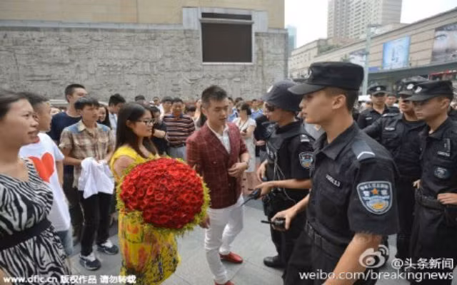 Zhang Liang không biết rằng anh ta phải xin phép cảnh sát địa phương để thực hiện màn cầu hôn giữa nơi công cộng.