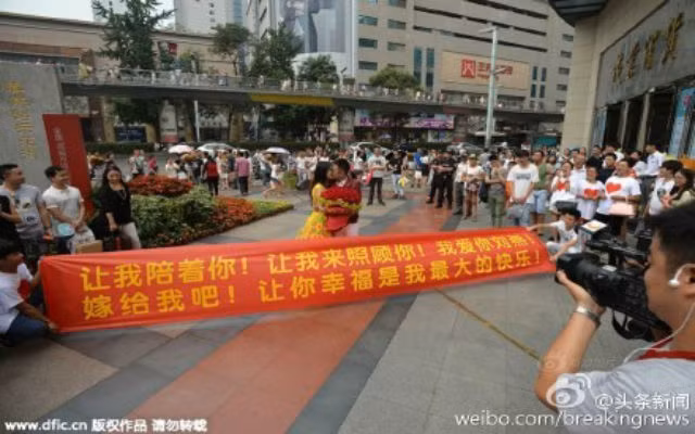 Màn cầu hôn hoành tráng của anh chàng Liang thu hút sự chú ý của những người qua đường.