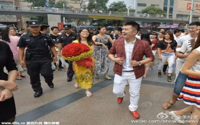 Mặc dù bị cảnh sát bắt giữ, nhưng Zhang Liang vẫn tỏ ra rất vui vì bạn gái chấp nhận lời cầu hôn.