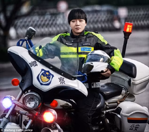 Bức ảnh này được đăng lên mạng Weibo với tiêu đề: “Hãy giải cứu người độc thân, hẹn gặp anh ở ngã tư tới”.