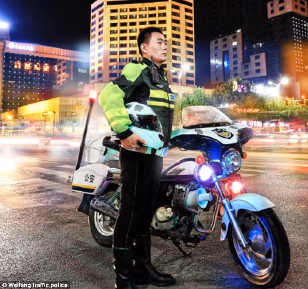 Sau khi được đăng tải lên mạng ngày 11/8, những bức ảnh của 4 Cảnh sát giao thông đã thu hút được hàng nghìn bình luận của cư dân mạng và nhiều bình luận rất tích cực.