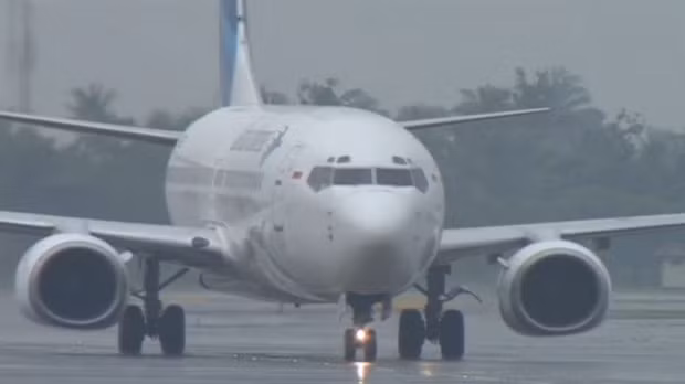 Ambarita được phát hiện trong khoang bánh máy bay của hãng hàng không Garuda Indonesia.