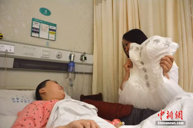 Anh Guo cho biết, vợ chưa cưới của mình đã kêu đau ở lưng từ mùa hè năm ngoái, nhưng các bác sĩ không phát hiện điều gì bất thường. Tối 16/3, những cơn đau ở lưng khiến Dong không thể chịu được và cô được đưa tới Bệnh viện tỉnh Tứ Xuyên. Tại đây cô được phát hiện ung thư xương mức 4.