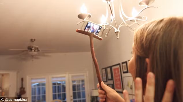 Một thành viên trên mạng xã hội Twitter khoe gậy tự sướng bằng xúc xích sấy khô.