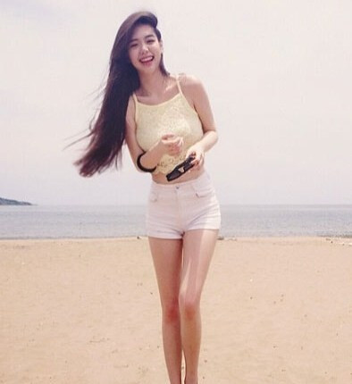 Với vẻ đẹp quyến rũ và trẻ trung, Zhang đã được cư dân mạng Nhật Bản phong cho danh hiệu “nữ hoàng mạng”.