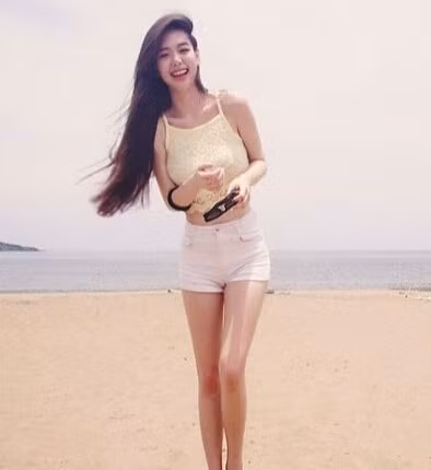 Với vẻ đẹp quyến rũ và trẻ trung, Zhang đã được cư dân mạng Nhật Bản phong cho danh hiệu “nữ hoàng mạng”.