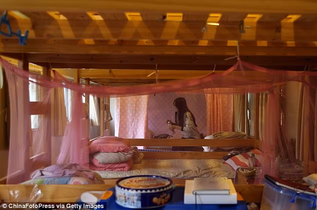 Những chiếc giường hai tầng được xếp cạnh nhau trong các toa tàu cũ.