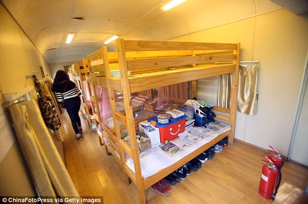 Trường Nghệ thuật Si He Trịnh Châu đã bỏ ra 1 triệu NDT (khoảng 3,5 tỷ đồng) để cải tạo toa tàu cũ thành nơi ở dành cho sinh viên.