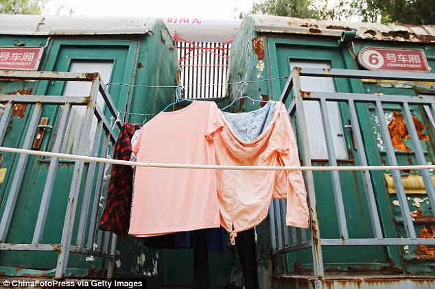 Mặc dù vỏ sắt bên ngoài đã bị han rỉ, nhưng các phòng ở vẫn được trang bị đầy đủ tiện nghi như điều hòa nhiệt độ, phòng tắm, bình nước nóng năng lượng mặt trời,…