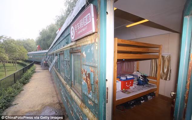 Khu ký túc xá này gồm 306 giường được đặt trên 11 toa tàu.