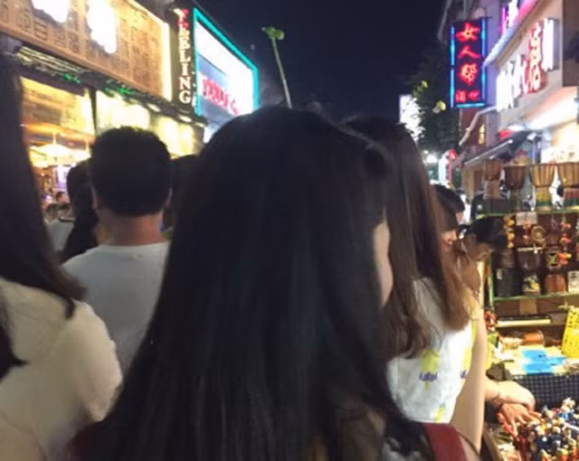 Món đồ nhỏ xinh này được bày bán ở các khu đồ lưu niệm tại các chợ cũng như hàng rong trên các tuyến phố.