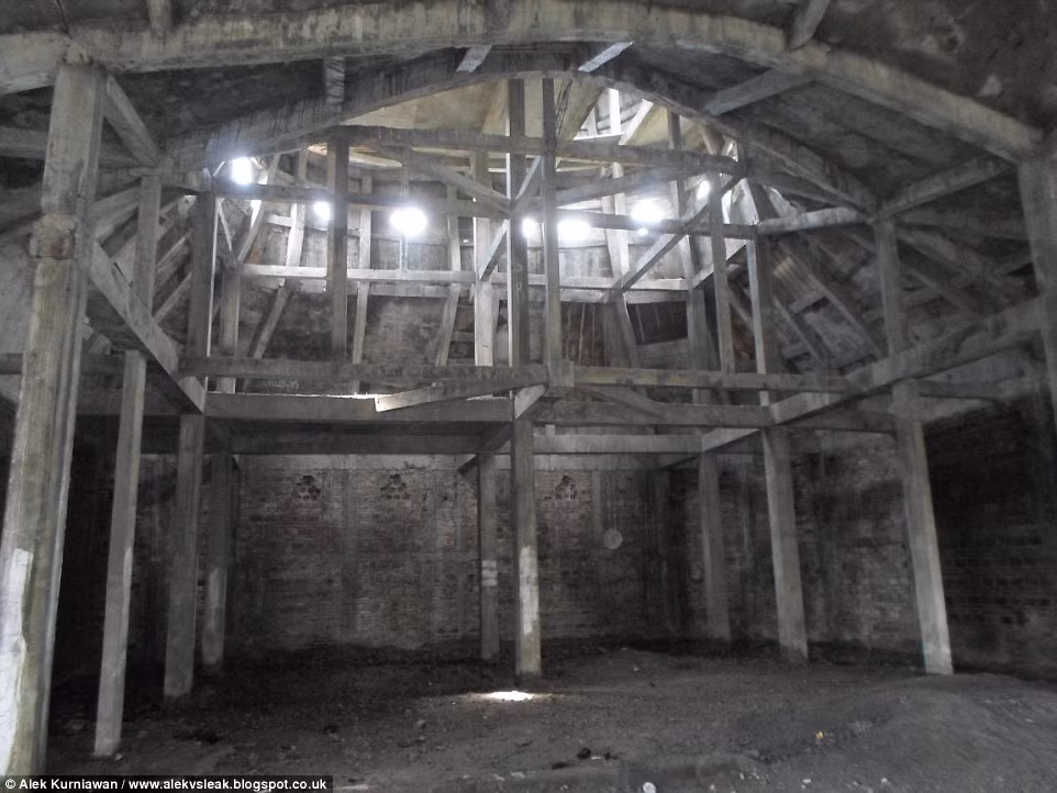 Một số trụ chống trong tòa nhà đã bị nứt gãy.