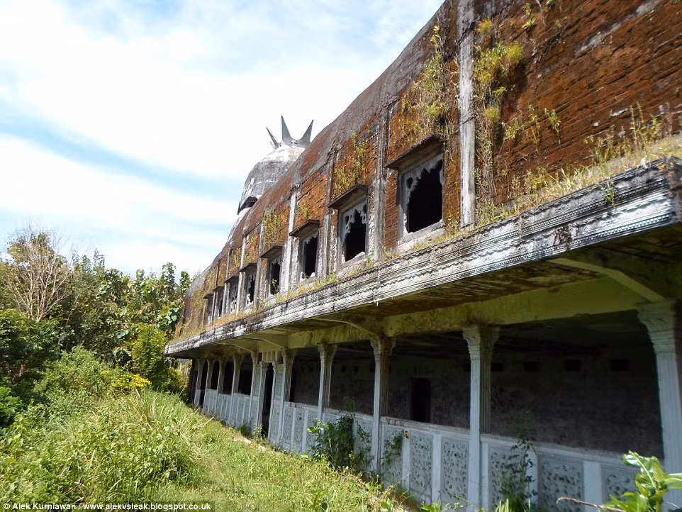 Tòa nhà được xây dựng vào những năm 1990.