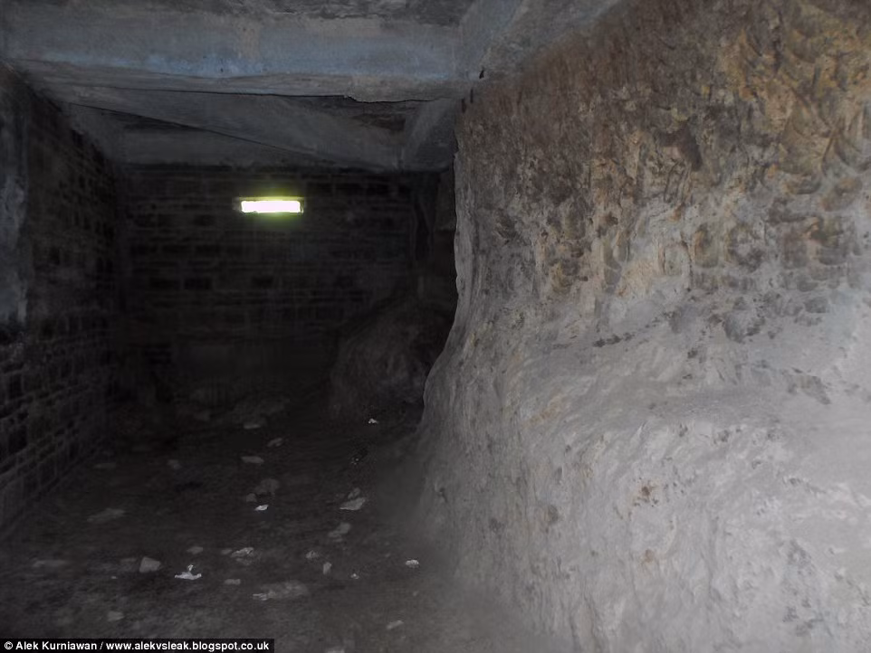 Dưới tầng hầm của tòa nhà là 12 phòng đang xây dựng dở dang.