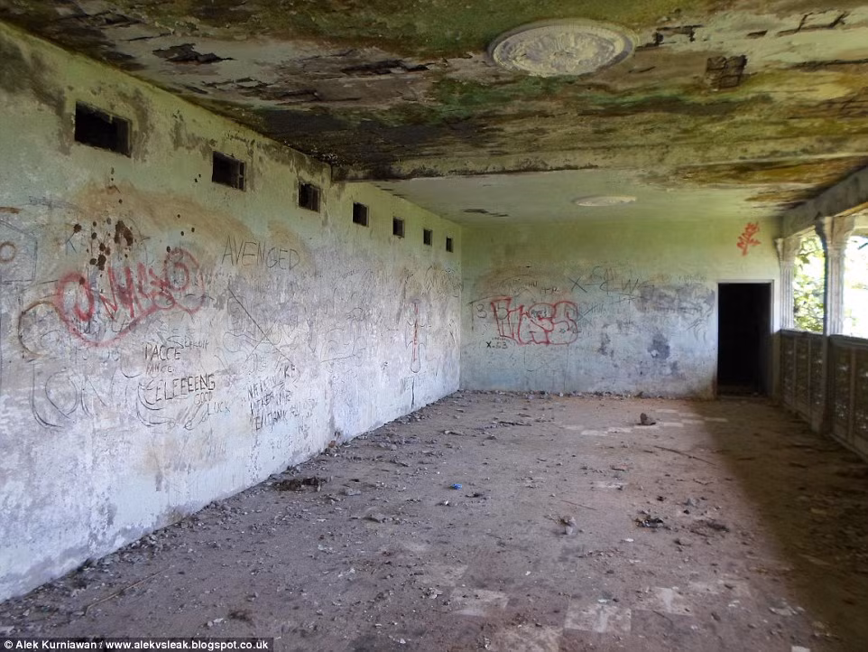 Trên tường bên trong tòa nhà có nhiều chữ và tranh theo nghệ thuật vẽ Graffiti.