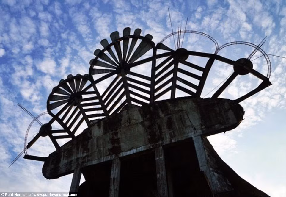 Ông Alamsjah đã mua 3.000 m2 đất để xây dựng nhà thờ hình gà, với giá 2 triệu rupi (gần 4 triệu đồng) vào những năm 1990.