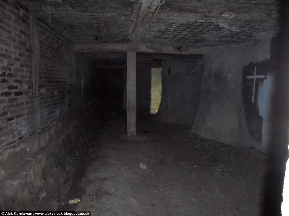 Lớp bê tông trên trần bong ra để lộ cả sắt bên trong sau khi tòa nhà bị bỏ hoang nhiều năm.