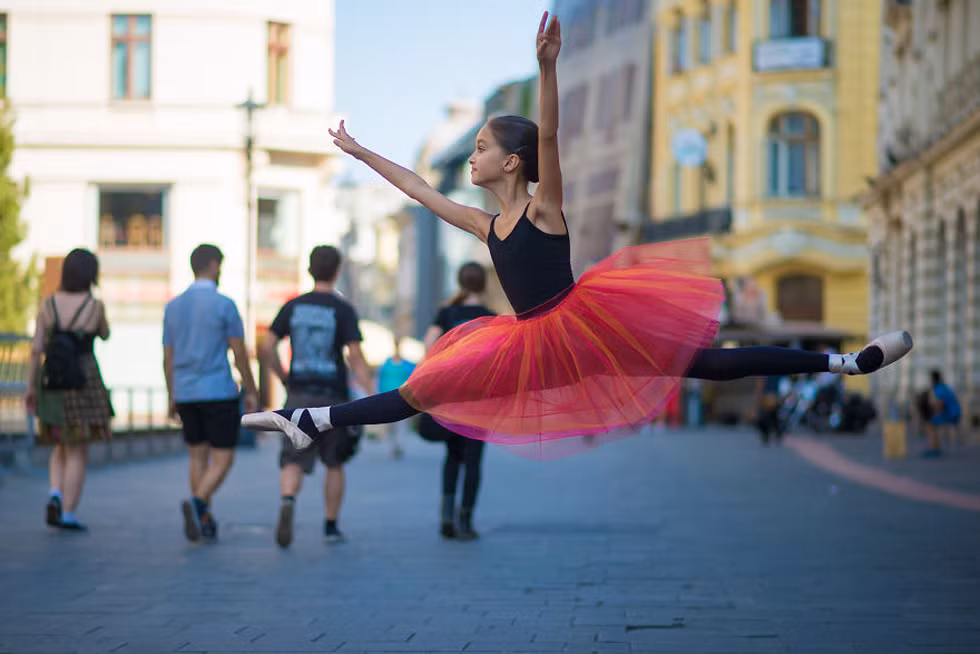 Anca biểu diễn múa ba lê giữa đường phố.