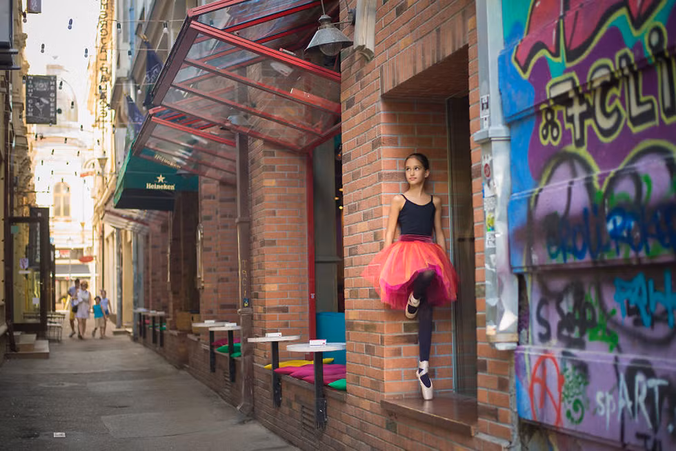 Vẻ đẹp của vũ công múa ba lê trái trước với sự thô cứng của kiến trúc đô thị.