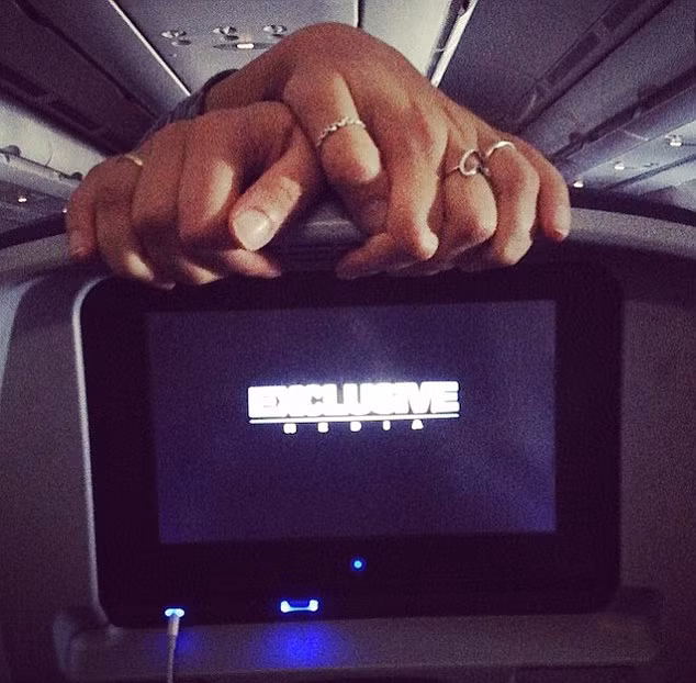 Đây là kiểu để tay thường thấy của hành khách trên máy bay.