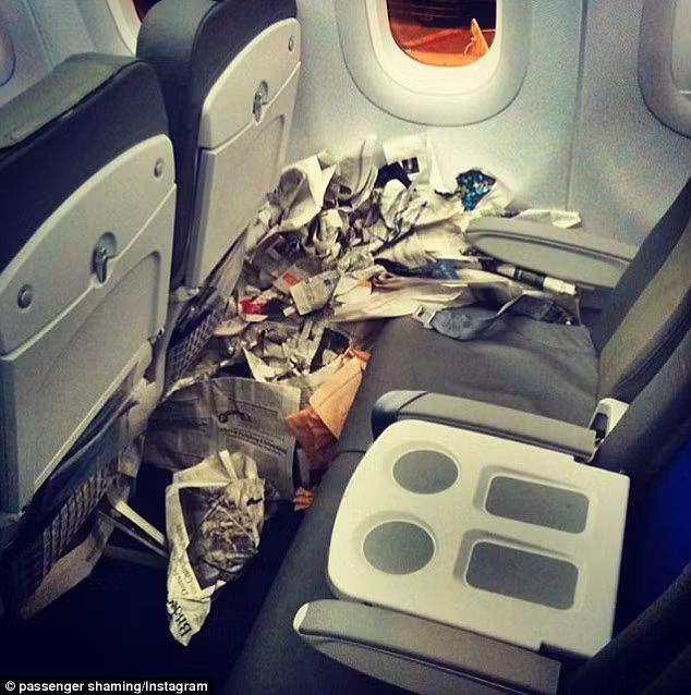 Rác thải ngập khoang hành khách sau một chuyến bay.