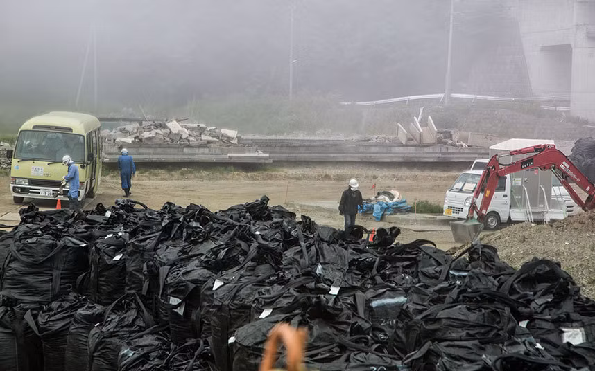 Những chiếc túi lớn chứa đầy rác phóng xạ.